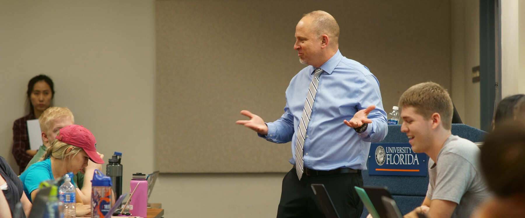 Jamie Pomeranz teaching students at University of Florida